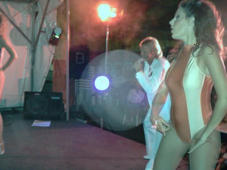 TOUT ECLATE TOUT EXPLOSE, UN CLOCLO PLEIN  D'ENERGIE